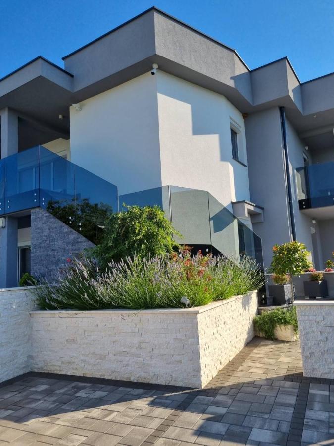 Apartman Paola Vrh  エクステリア 写真